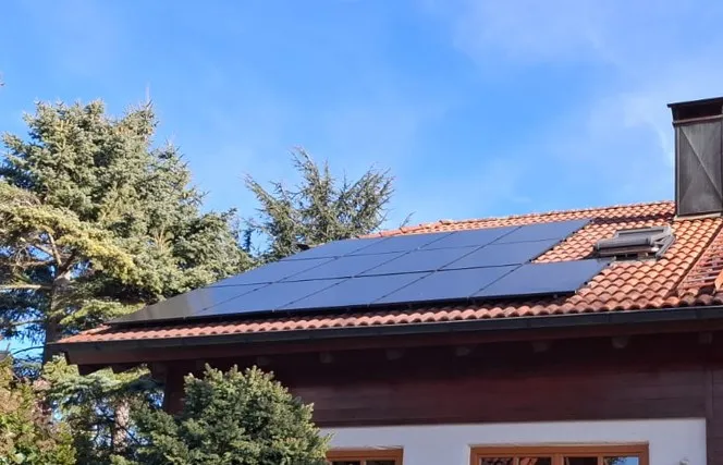 Photovoltaikmodule auf dem roten Ziegeldach eines Einfamilienhauses in Freital